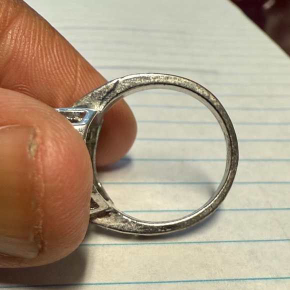 Elegant Silver and Black Stone Ring - Picture 6 of 7